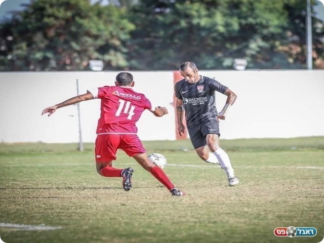 ת'אאר מנסה לעצור את אחיו וויאם במשחק במסגרת גביע המדינה. (צילום: נזיה סולטאן) 